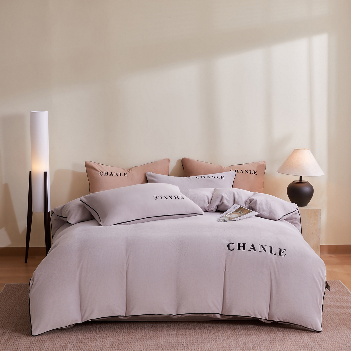 91家纺网 家纺一手货源 找家纺 锦禾穗 2025新款240克全消光母婴A类牛奶绒刺绣四件套-莫妮 灰色