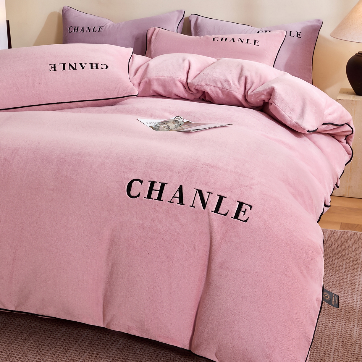 91家纺网 家纺一手货源 找家纺 （总）锦禾穗 2025新款240克全消光母婴A类牛奶绒刺绣四件套-莫妮