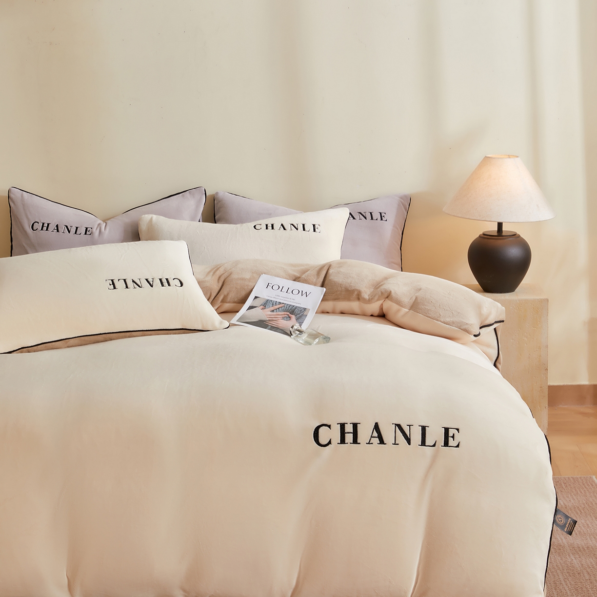 91家纺网 家纺一手货源 找家纺 锦禾穗 2025新款240克全消光母婴A类牛奶绒刺绣四件套-莫妮 米白色