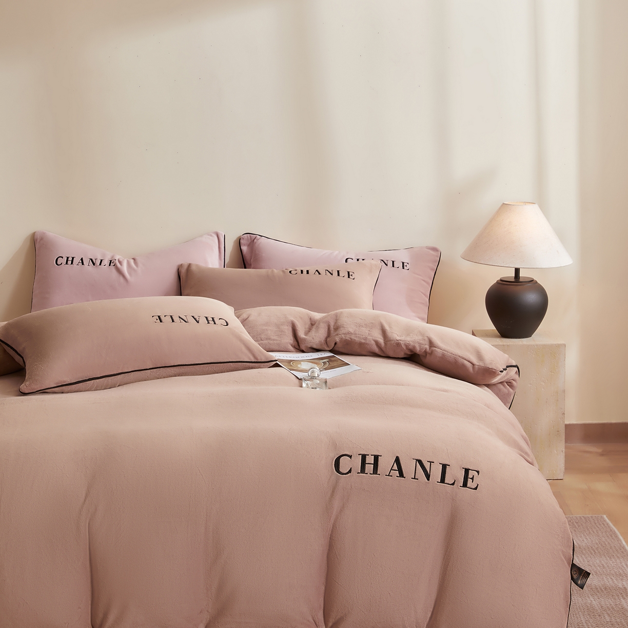 91家纺网 家纺一手货源 找家纺 锦禾穗 2025新款240克全消光母婴A类牛奶绒刺绣四件套-莫妮 卡其色