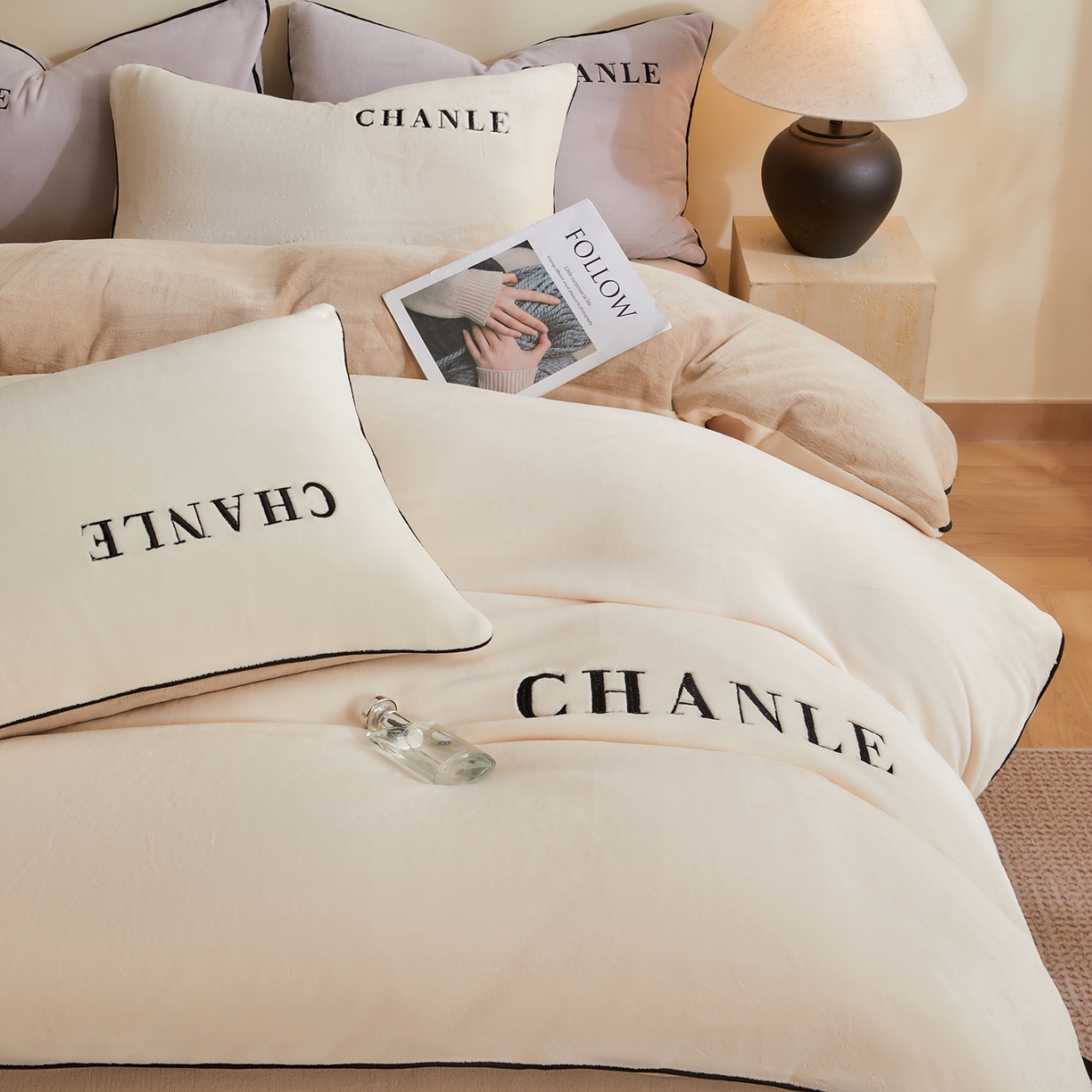 91家纺网 家纺一手货源 找家纺 锦禾穗 2025新款240克全消光母婴A类牛奶绒刺绣四件套-莫妮 米白色