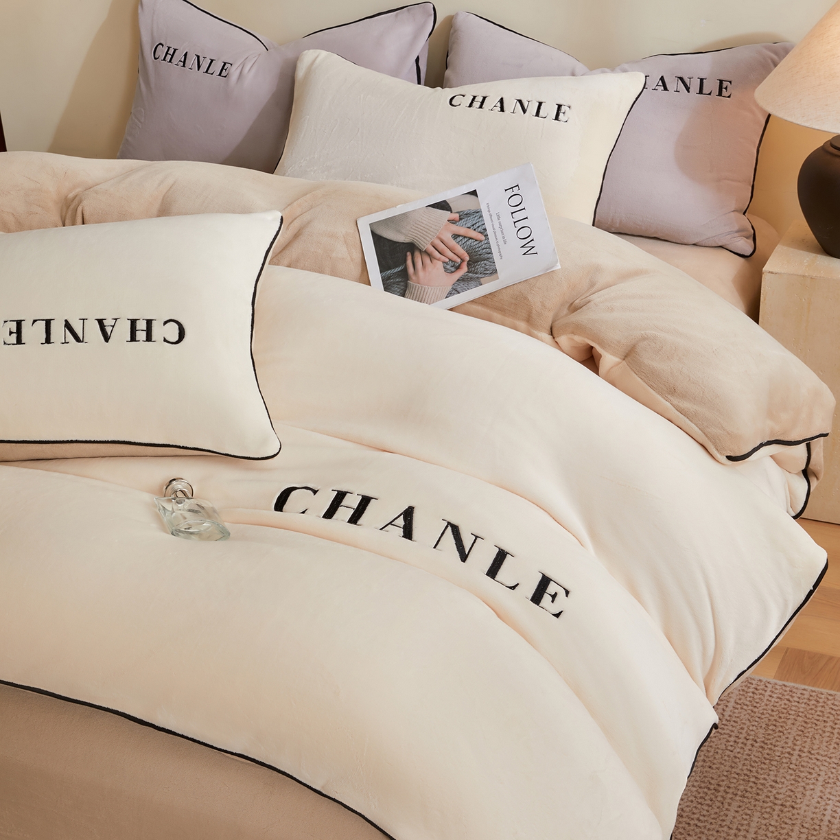 91家纺网 家纺一手货源 找家纺 锦禾穗 2025新款240克全消光母婴A类牛奶绒刺绣四件套-莫妮 米白色