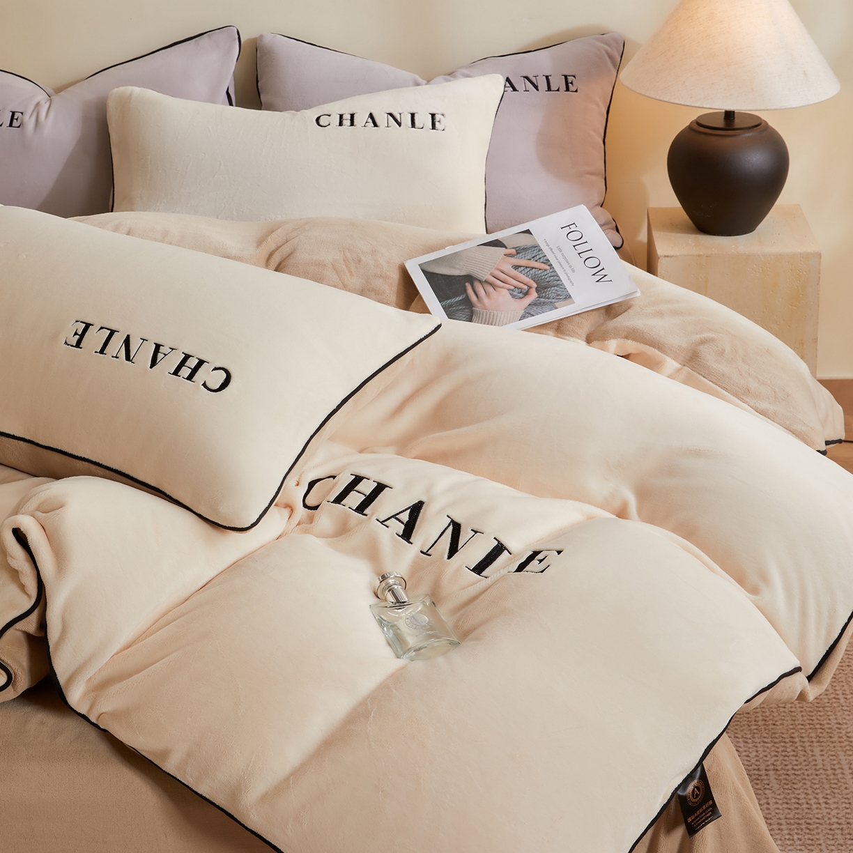 91家纺网 家纺一手货源 找家纺 锦禾穗 2025新款240克全消光母婴A类牛奶绒刺绣四件套-莫妮 米白色