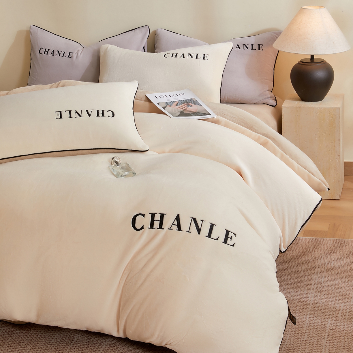 91家纺网 家纺一手货源 找家纺 锦禾穗 2025新款240克全消光母婴A类牛奶绒刺绣四件套-莫妮 米白色