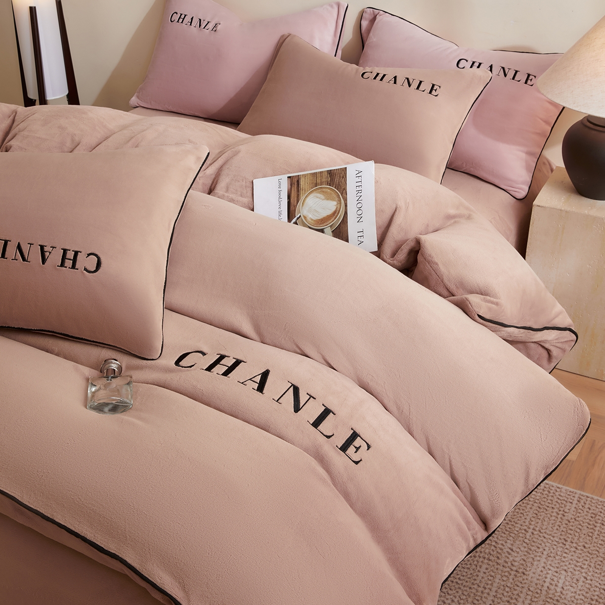 91家纺网 家纺一手货源 找家纺 锦禾穗 2025新款240克全消光母婴A类牛奶绒刺绣四件套-莫妮 卡其色