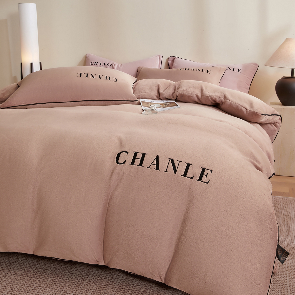 91家纺网 家纺一手货源 找家纺 锦禾穗 2025新款240克全消光母婴A类牛奶绒刺绣四件套-莫妮 卡其色