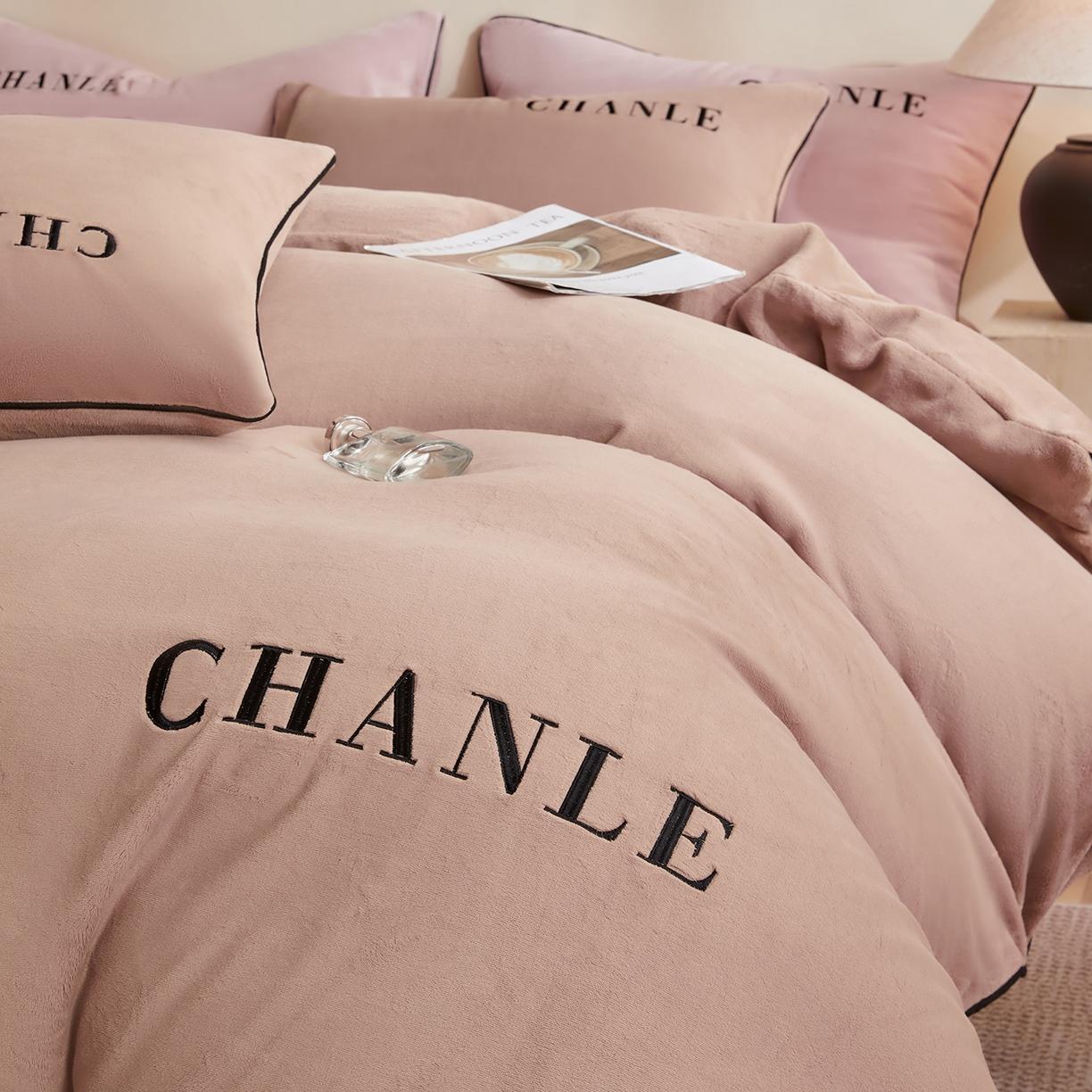 91家纺网 家纺一手货源 找家纺 锦禾穗 2025新款240克全消光母婴A类牛奶绒刺绣四件套-莫妮 卡其色