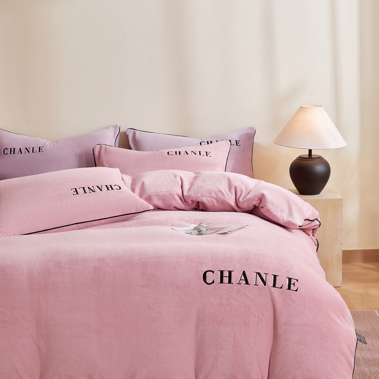 91家纺网 家纺一手货源 找家纺 （总）锦禾穗 2025新款240克全消光母婴A类牛奶绒刺绣四件套-莫妮