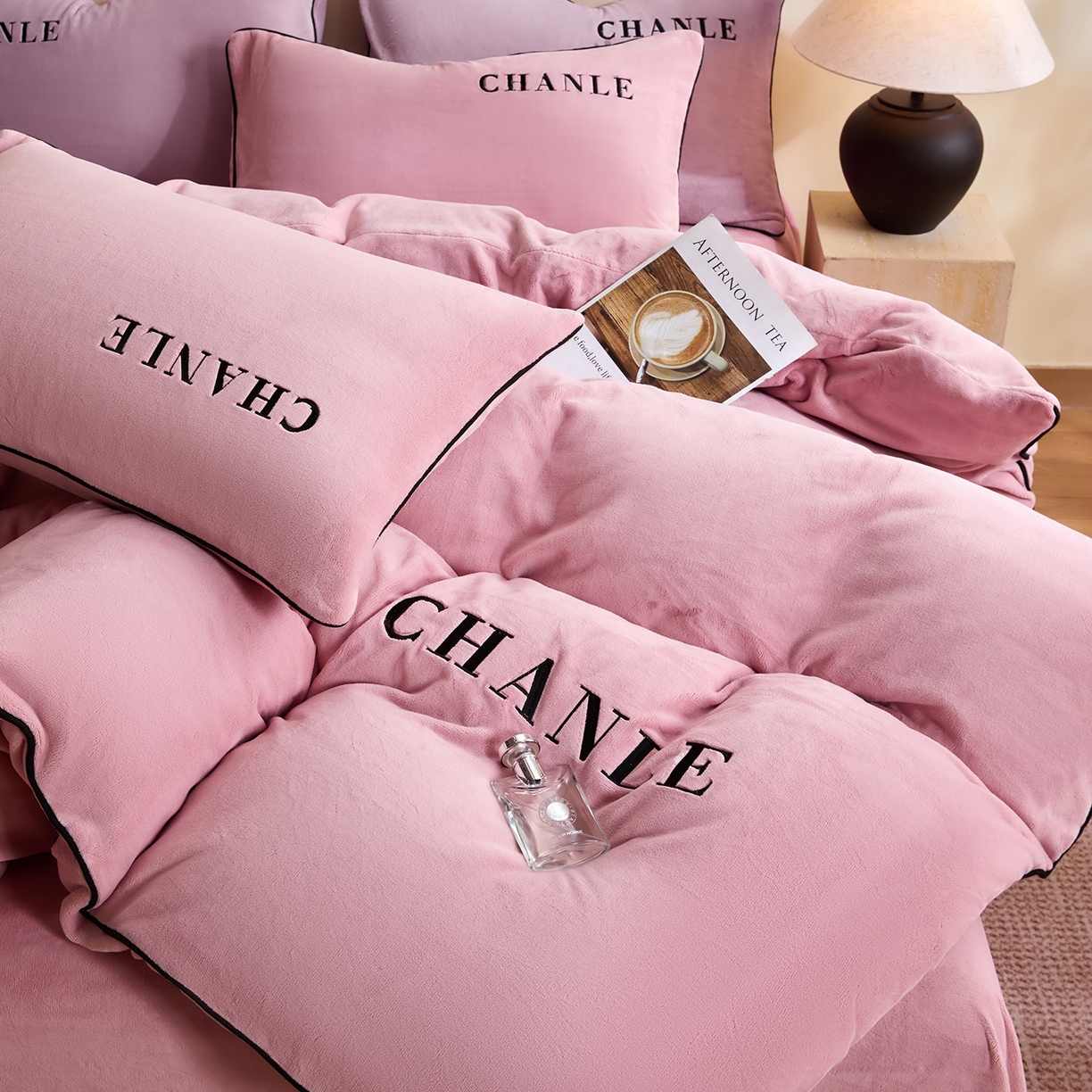 91家纺网 家纺一手货源 找家纺 （总）锦禾穗 2025新款240克全消光母婴A类牛奶绒刺绣四件套-莫妮