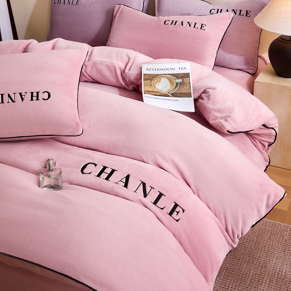 91家纺网 家纺一手货源 找家纺 （总）锦禾穗 2025新款240克全消光母婴A类牛奶绒刺绣四件套-莫妮