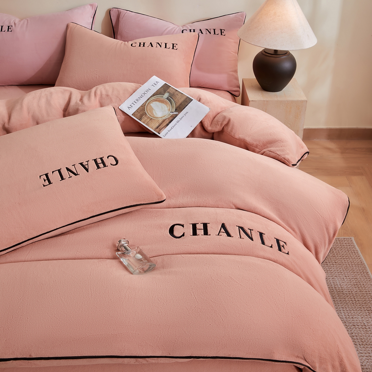 91家纺网 家纺一手货源 找家纺 锦禾穗 2025新款240克全消光母婴A类牛奶绒刺绣四件套-莫妮 橘色