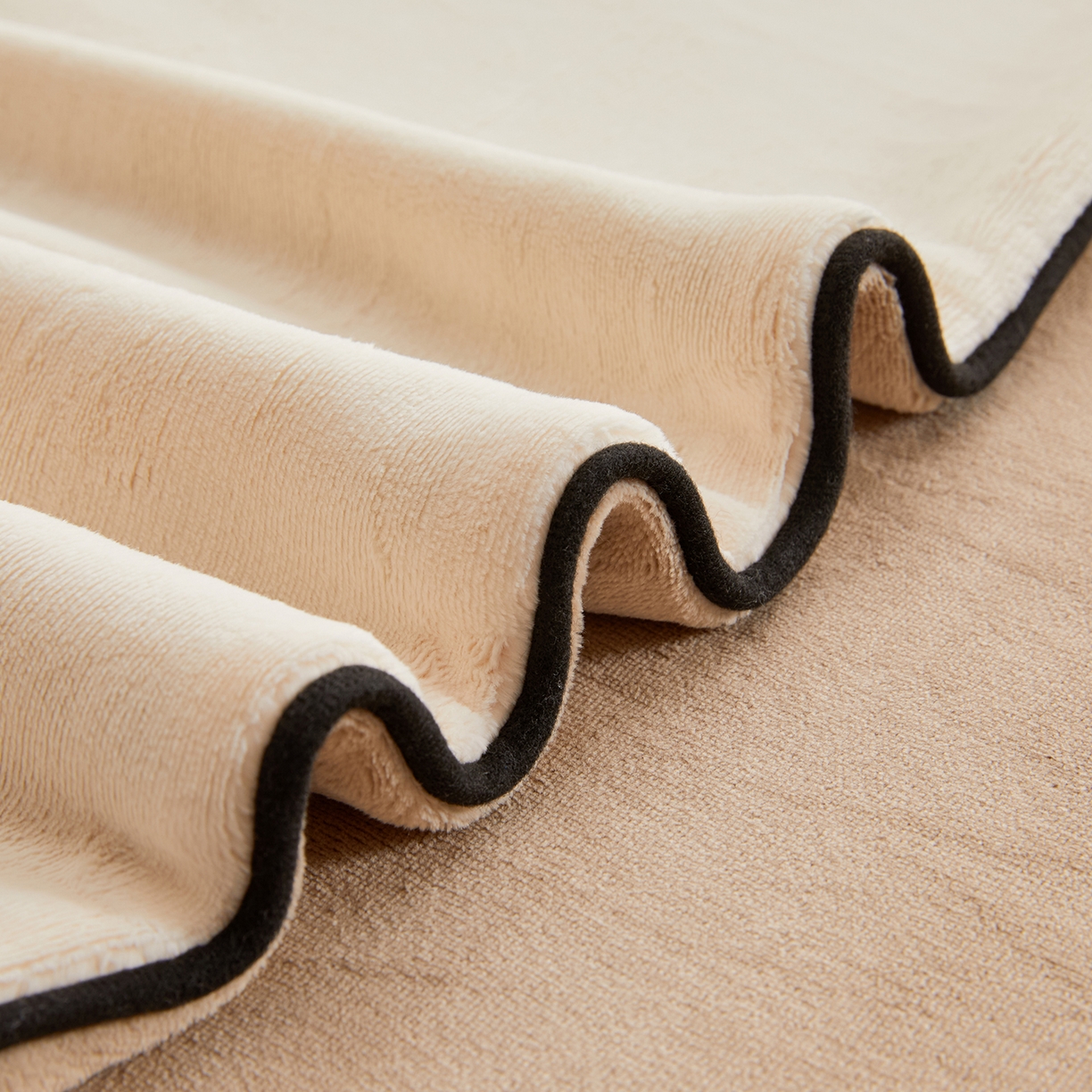 91家纺网 家纺一手货源 找家纺 锦禾穗 2025新款240克全消光母婴A类牛奶绒刺绣四件套-莫妮 米白色