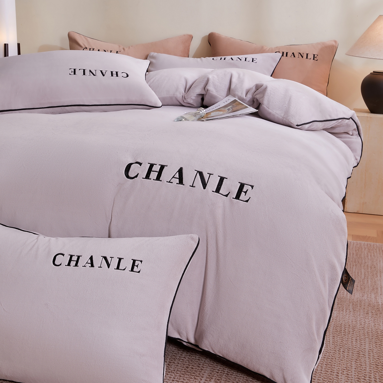 91家纺网 家纺一手货源 找家纺 锦禾穗 2025新款240克全消光母婴A类牛奶绒刺绣四件套-莫妮 灰色