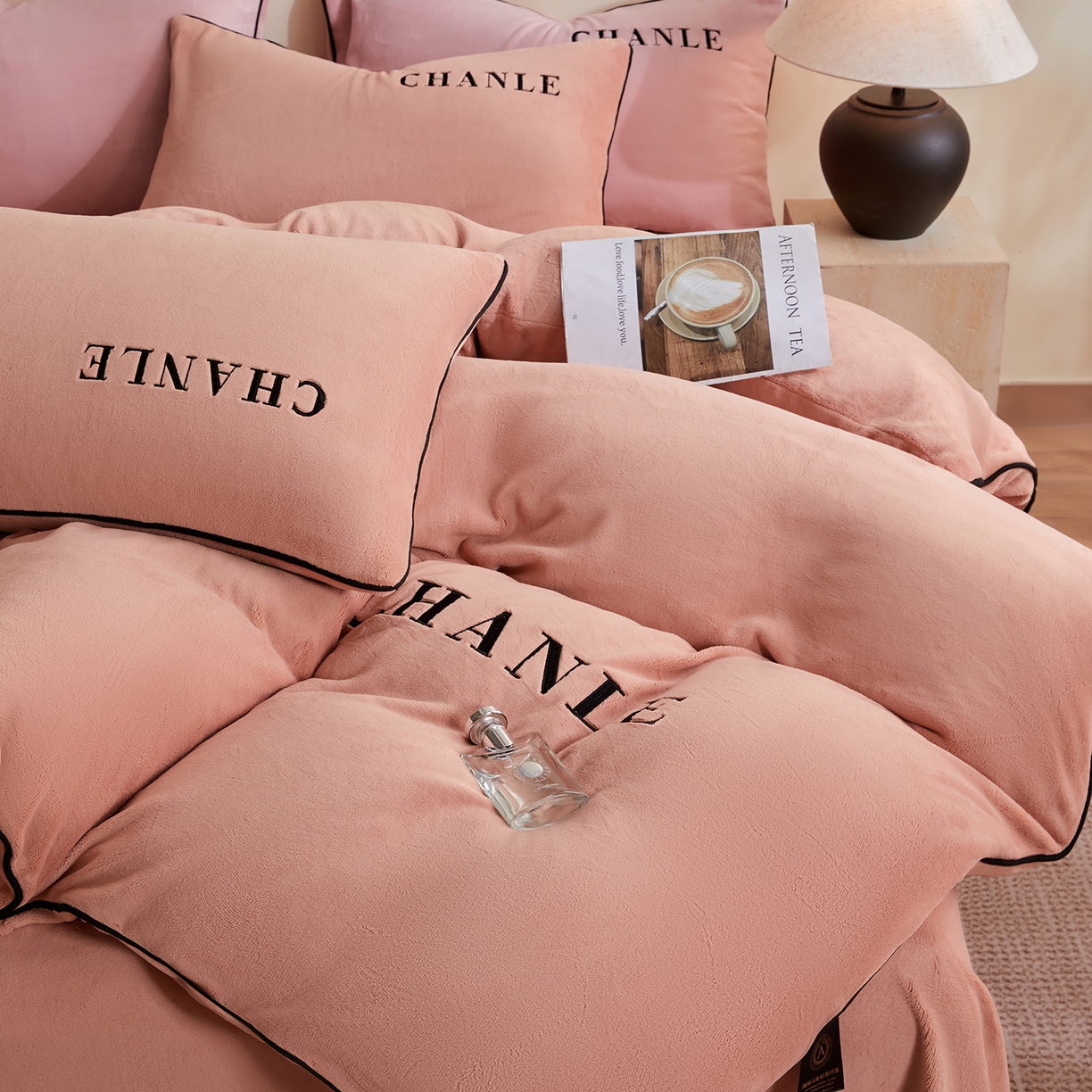 91家纺网 家纺一手货源 找家纺 锦禾穗 2025新款240克全消光母婴A类牛奶绒刺绣四件套-莫妮 橘色