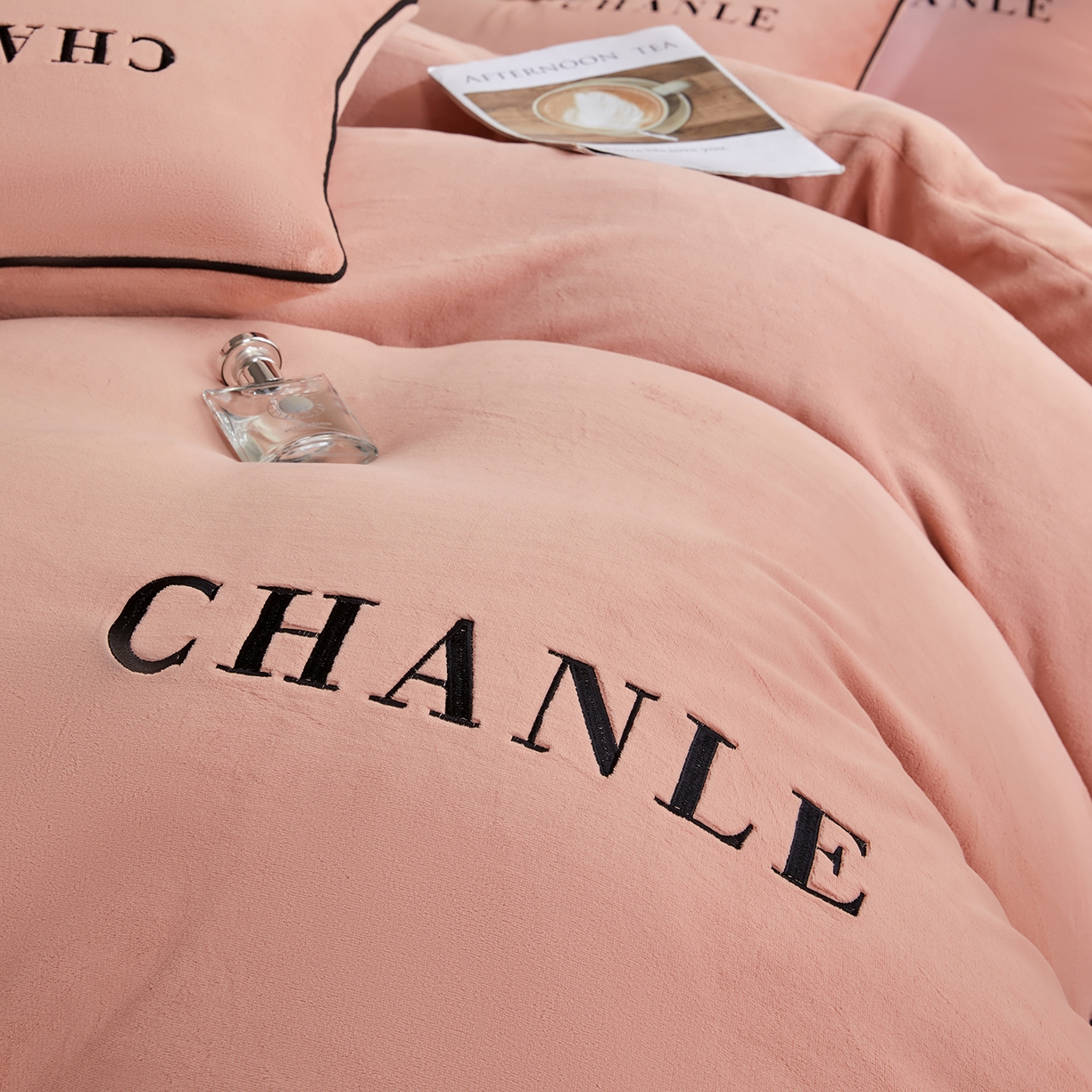 91家纺网 家纺一手货源 找家纺 锦禾穗 2025新款240克全消光母婴A类牛奶绒刺绣四件套-莫妮 橘色