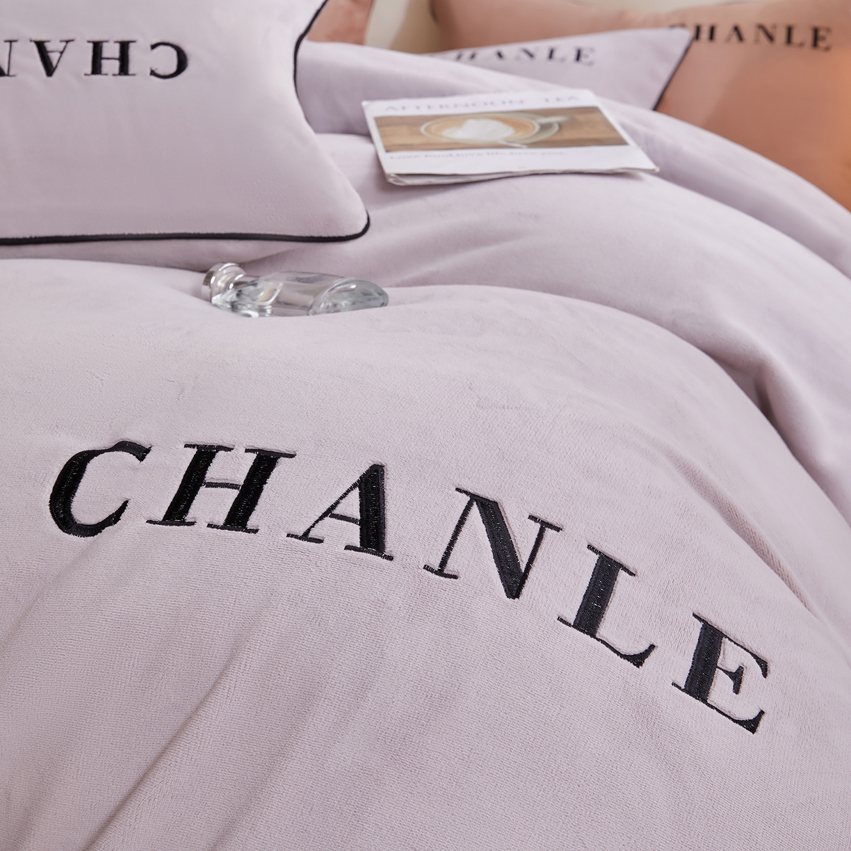 91家纺网 家纺一手货源 找家纺 锦禾穗 2025新款240克全消光母婴A类牛奶绒刺绣四件套-莫妮 灰色