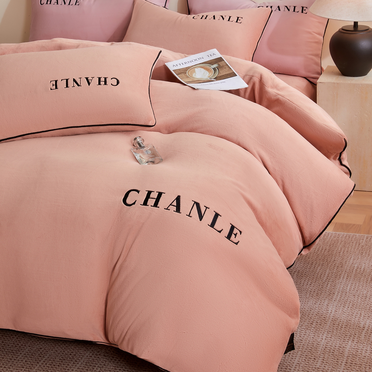 91家纺网 家纺一手货源 找家纺 锦禾穗 2025新款240克全消光母婴A类牛奶绒刺绣四件套-莫妮 橘色