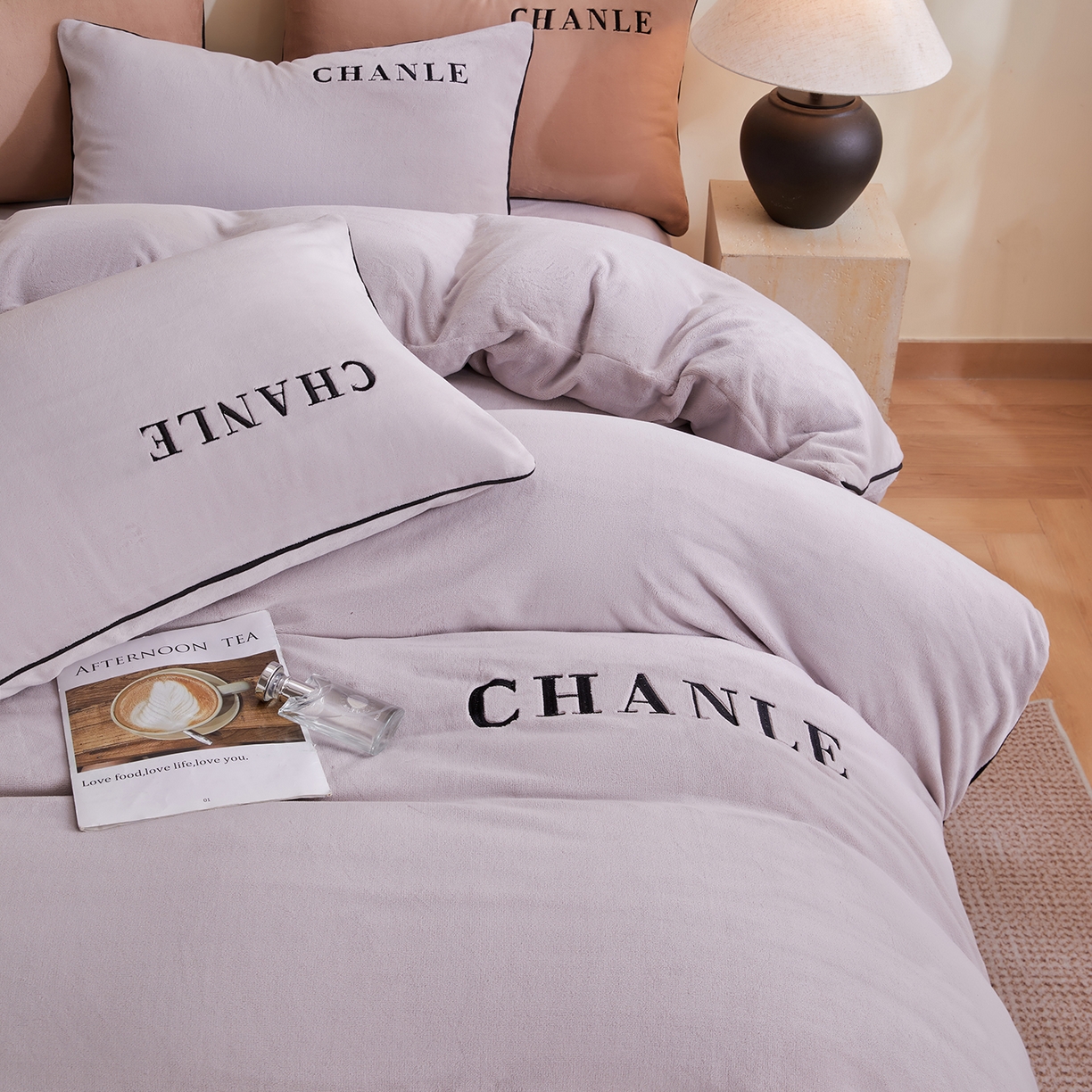 91家纺网 家纺一手货源 找家纺 锦禾穗 2025新款240克全消光母婴A类牛奶绒刺绣四件套-莫妮 灰色