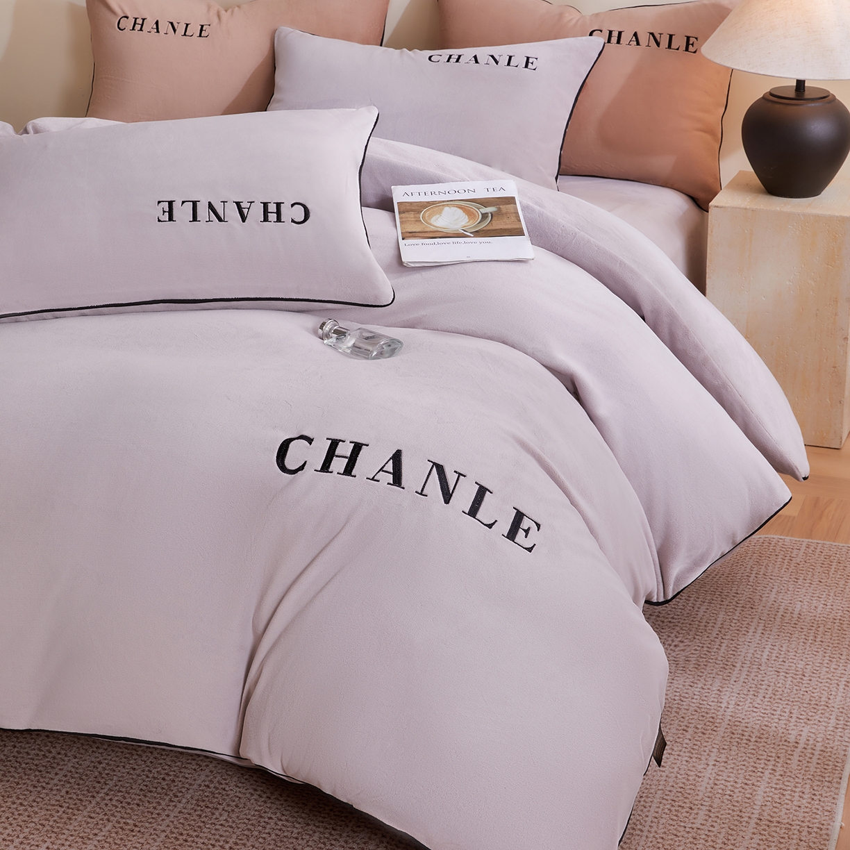 91家纺网 家纺一手货源 找家纺 锦禾穗 2025新款240克全消光母婴A类牛奶绒刺绣四件套-莫妮 灰色