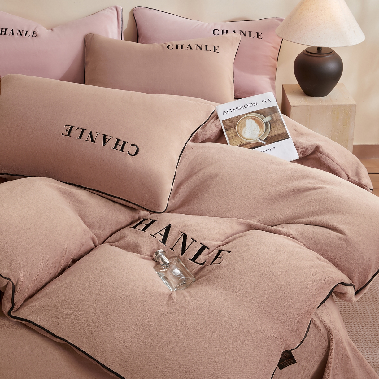 91家纺网 家纺一手货源 找家纺 锦禾穗 2025新款240克全消光母婴A类牛奶绒刺绣四件套-莫妮 卡其色