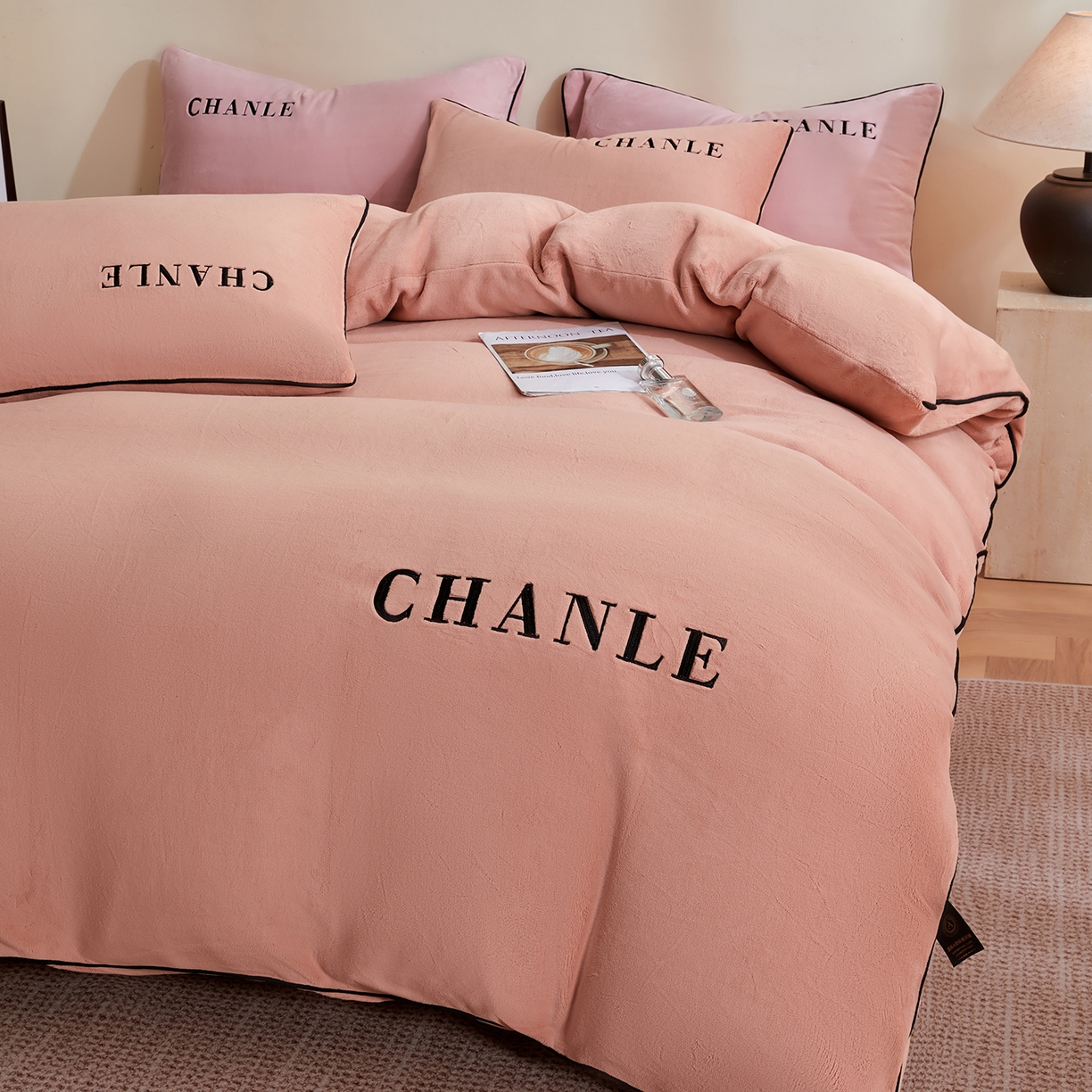 91家纺网 家纺一手货源 找家纺 锦禾穗 2025新款240克全消光母婴A类牛奶绒刺绣四件套-莫妮 橘色