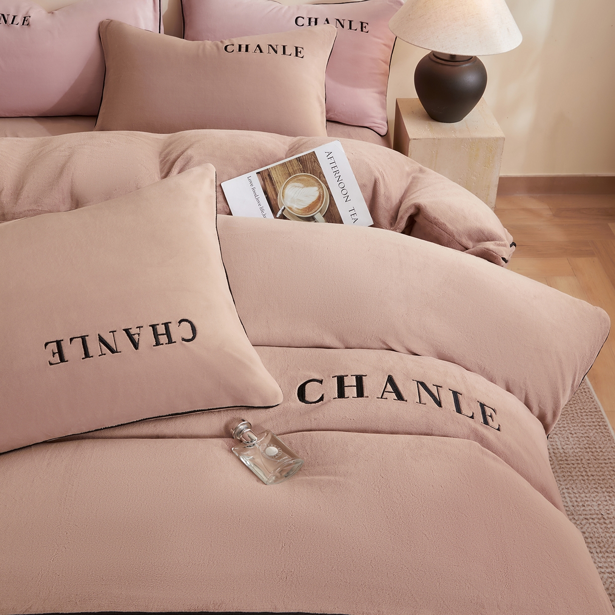 91家纺网 家纺一手货源 找家纺 锦禾穗 2025新款240克全消光母婴A类牛奶绒刺绣四件套-莫妮 卡其色