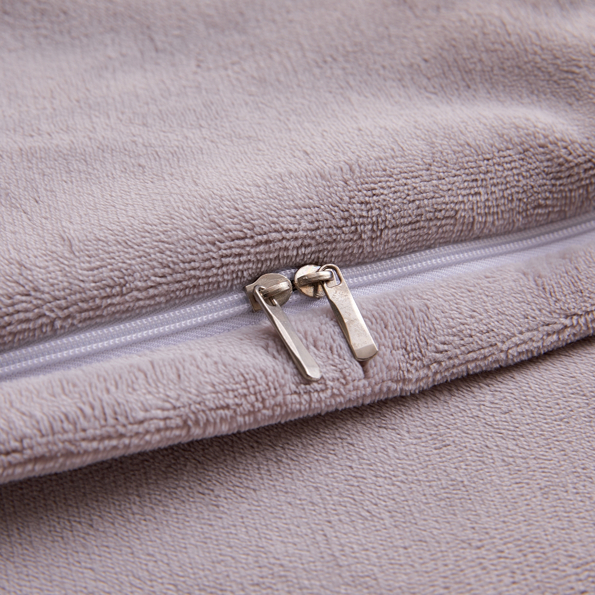 91家纺网 家纺一手货源 找家纺 锦禾穗 2025新款240克全消光母婴A类牛奶绒刺绣四件套-莫妮 灰色