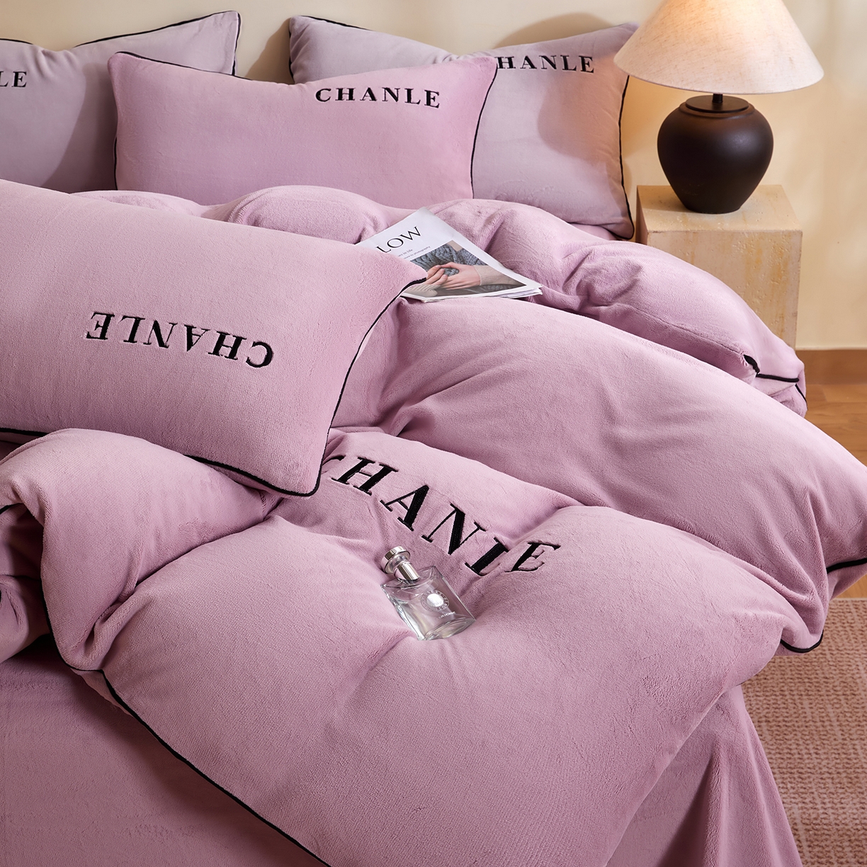 91家纺网 家纺一手货源 找家纺 锦禾穗 2025新款240克全消光母婴A类牛奶绒刺绣四件套-莫妮 紫色