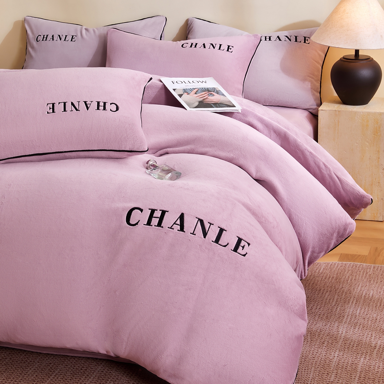 91家纺网 家纺一手货源 找家纺 锦禾穗 2025新款240克全消光母婴A类牛奶绒刺绣四件套-莫妮 紫色