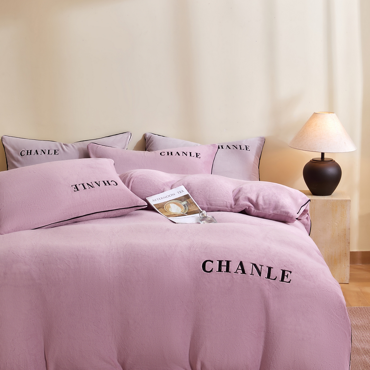 91家纺网 家纺一手货源 找家纺 锦禾穗 2025新款240克全消光母婴A类牛奶绒刺绣四件套-莫妮 紫色