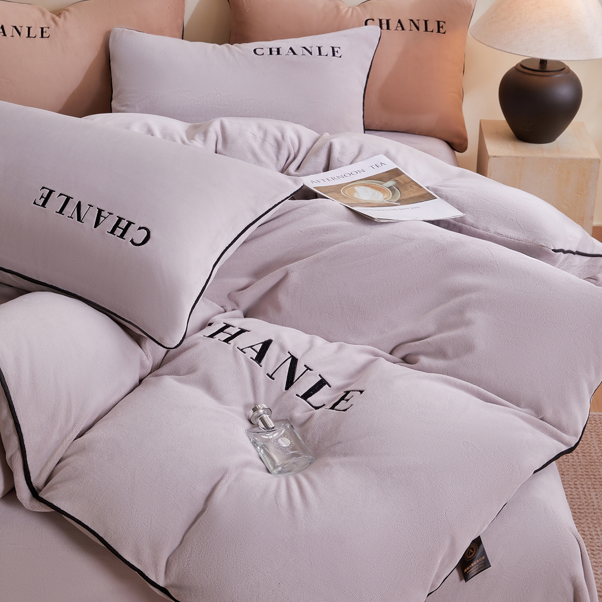 91家纺网 家纺一手货源 找家纺 锦禾穗 2025新款240克全消光母婴A类牛奶绒刺绣四件套-莫妮 灰色