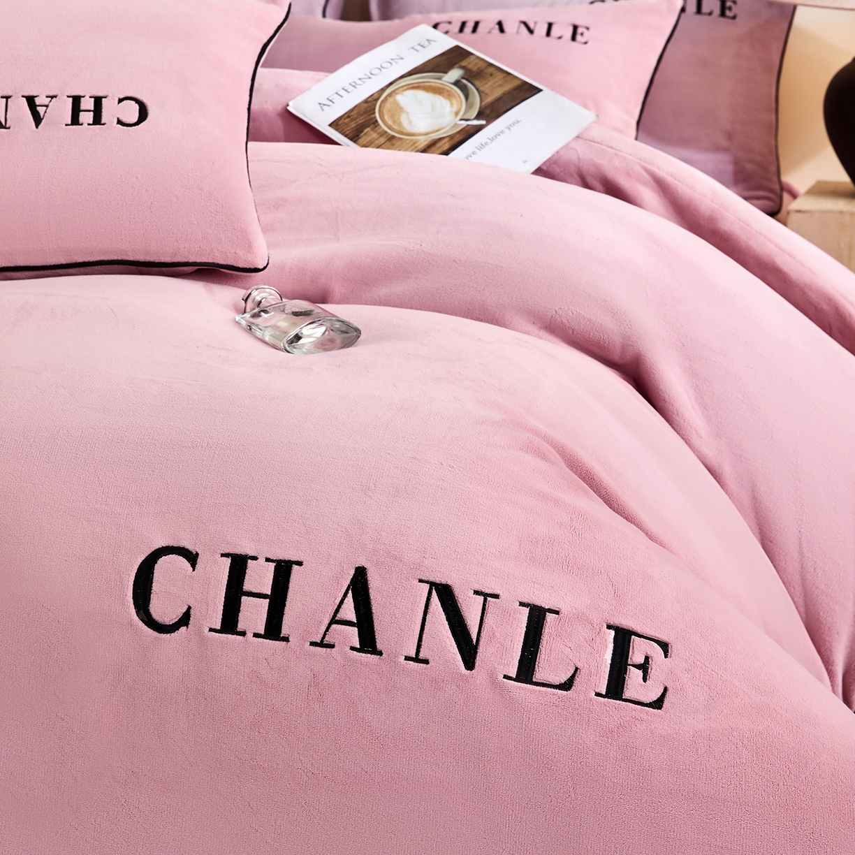 91家纺网 家纺一手货源 找家纺 锦禾穗 2025新款240克全消光母婴A类牛奶绒刺绣四件套-莫妮 粉色