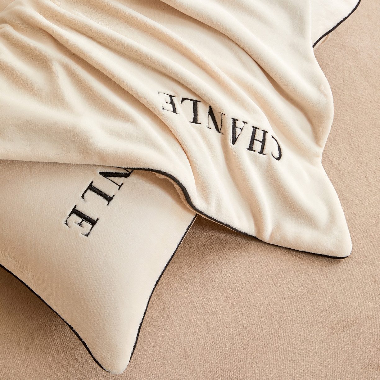 91家纺网 家纺一手货源 找家纺 锦禾穗 2025新款240克全消光母婴A类牛奶绒刺绣四件套-莫妮 米白色