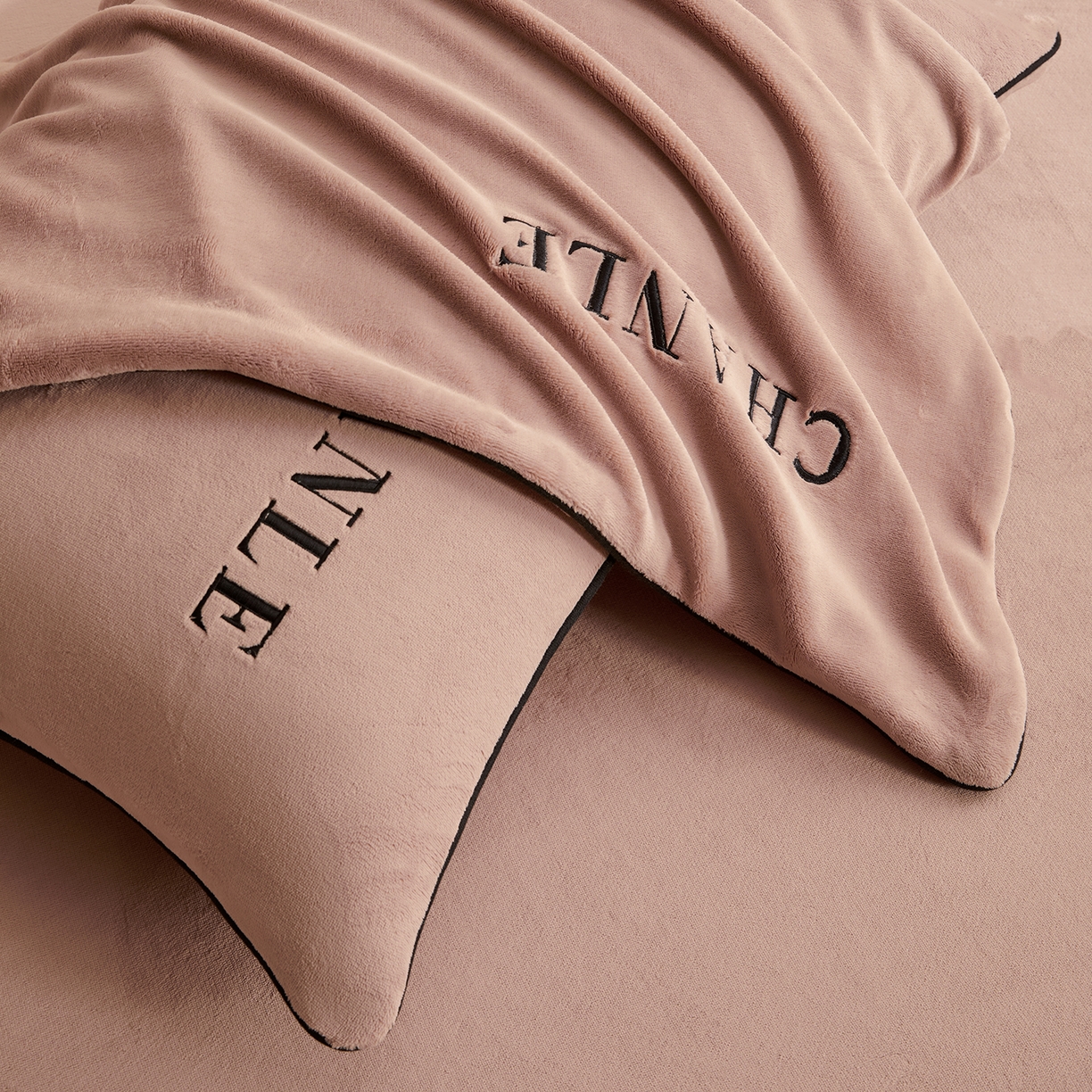 91家纺网 家纺一手货源 找家纺 锦禾穗 2025新款240克全消光母婴A类牛奶绒刺绣四件套-莫妮 卡其色