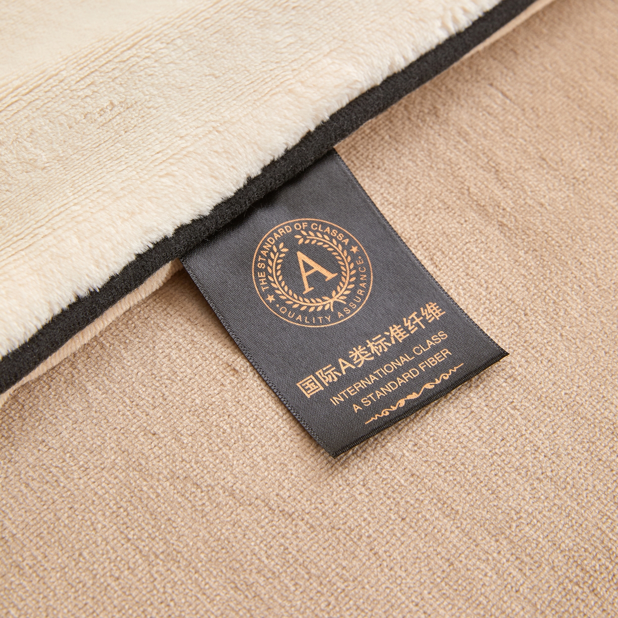 91家纺网 家纺一手货源 找家纺 锦禾穗 2025新款240克全消光母婴A类牛奶绒刺绣四件套-莫妮 米白色