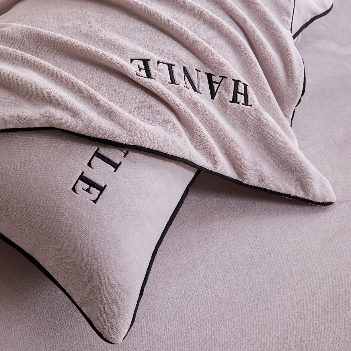 91家纺网 家纺一手货源 找家纺 锦禾穗 2025新款240克全消光母婴A类牛奶绒刺绣四件套-莫妮 灰色