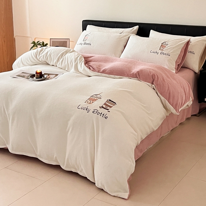 91家纺网 家纺一手货源 找家纺 ONE TWO ONE 121 2025新品牛奶绒纯色刺绣四件套-lucky刺绣系列场景二 Lucky-橘粉