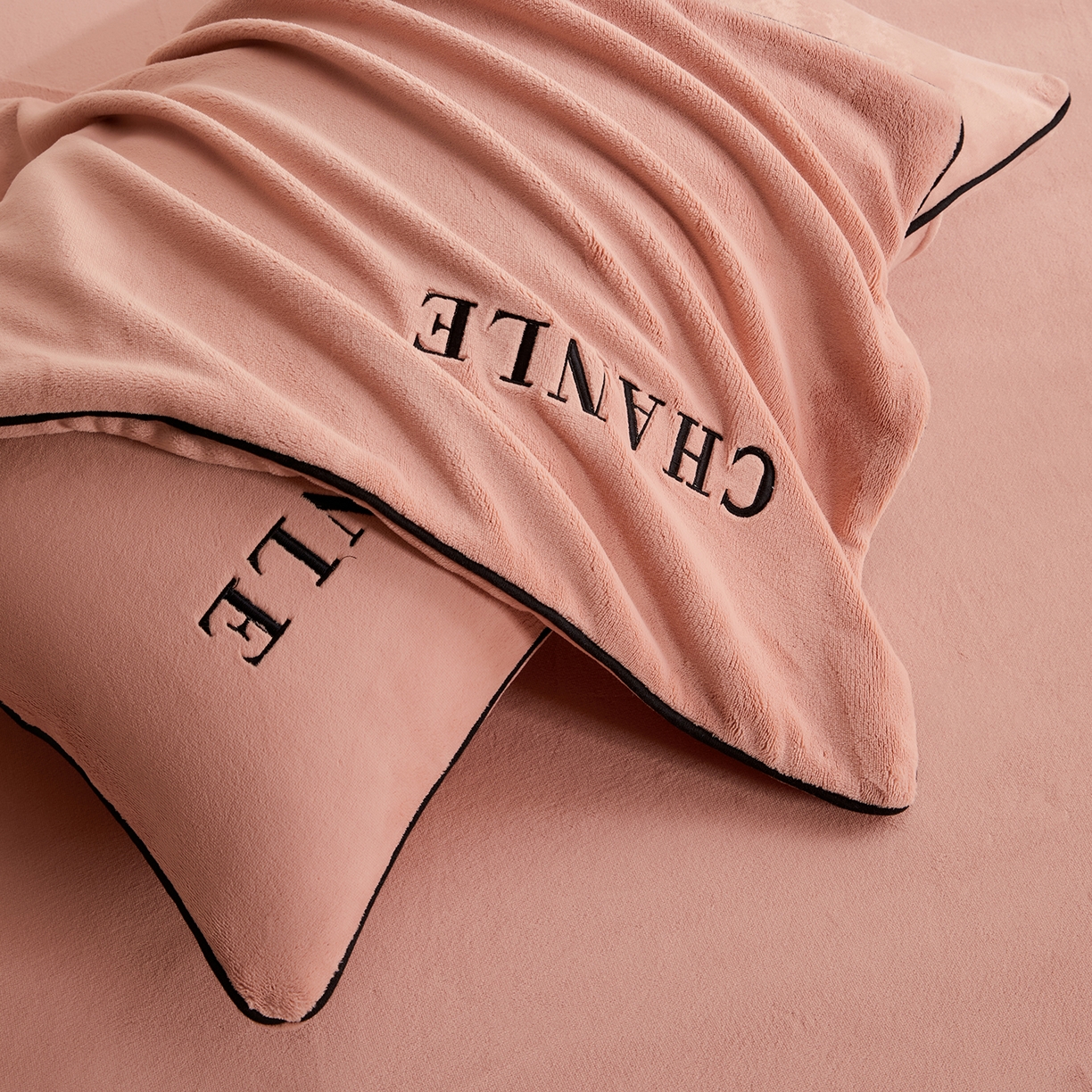 91家纺网 家纺一手货源 找家纺 锦禾穗 2025新款240克全消光母婴A类牛奶绒刺绣四件套-莫妮 橘色