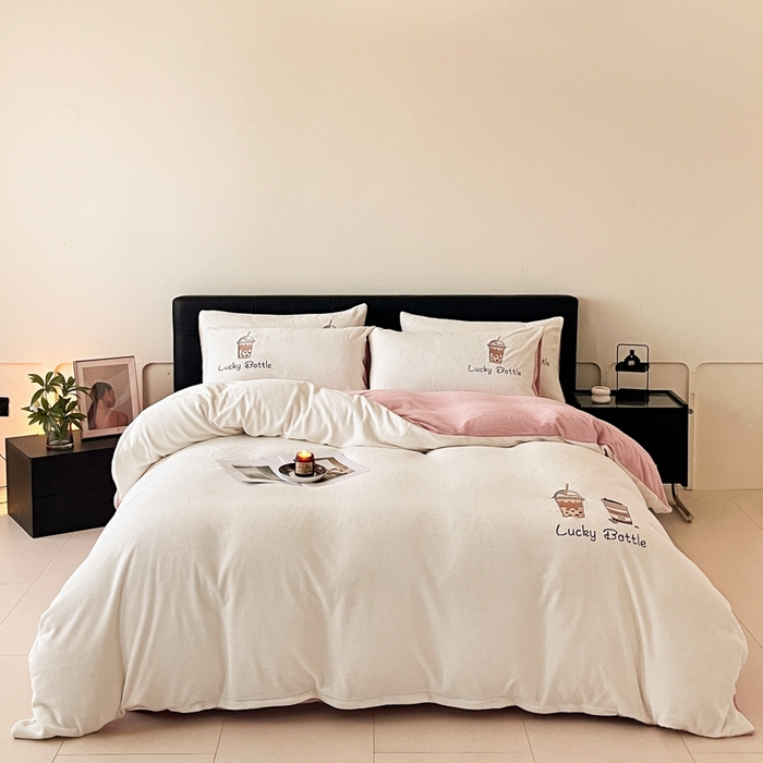 91家纺网 家纺一手货源 找家纺 ONE TWO ONE 121 2025新品牛奶绒纯色刺绣四件套-lucky刺绣系列场景二 Lucky-橘粉