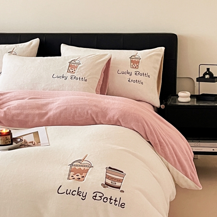 91家纺网 家纺一手货源 找家纺 ONE TWO ONE 121 2025新品牛奶绒纯色刺绣四件套-lucky刺绣系列场景二 Lucky-橘粉