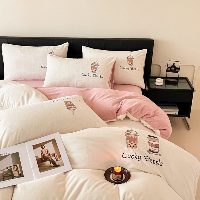 91家纺网 家纺一手货源 找家纺 ONE TWO ONE 121 2025新品牛奶绒纯色刺绣四件套-lucky刺绣系列场景二 Lucky-橘粉