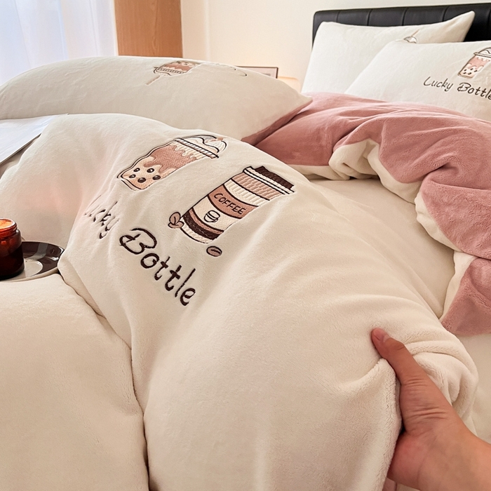 91家纺网 家纺一手货源 找家纺 ONE TWO ONE 121 2025新品牛奶绒纯色刺绣四件套-lucky刺绣系列场景二 Lucky-橘粉