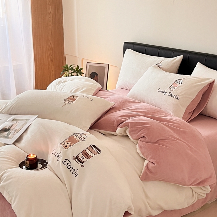 91家纺网 家纺一手货源 找家纺 ONE TWO ONE 121 2025新品牛奶绒纯色刺绣四件套-lucky刺绣系列场景二 Lucky-橘粉