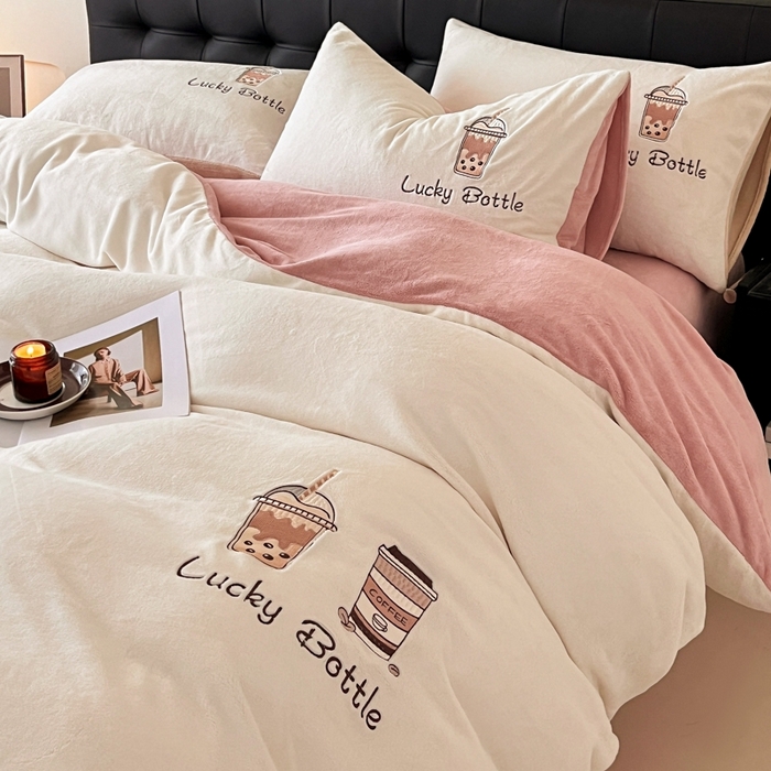 91家纺网 家纺一手货源 找家纺 ONE TWO ONE 121 2025新品牛奶绒纯色刺绣四件套-lucky刺绣系列场景二 Lucky-橘粉