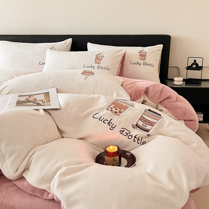 91家纺网 家纺一手货源 找家纺 ONE TWO ONE 121 2025新品牛奶绒纯色刺绣四件套-lucky刺绣系列场景二 Lucky-橘粉