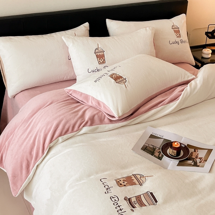 91家纺网 家纺一手货源 找家纺 ONE TWO ONE 121 2025新品牛奶绒纯色刺绣四件套-lucky刺绣系列场景二 Lucky-橘粉