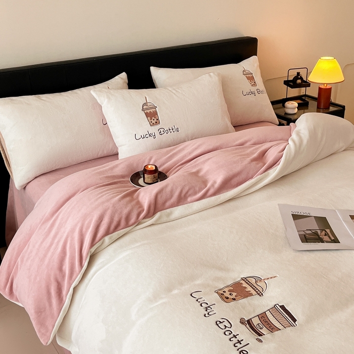 91家纺网 家纺一手货源 找家纺 ONE TWO ONE 121 2025新品牛奶绒纯色刺绣四件套-lucky刺绣系列场景二 Lucky-橘粉