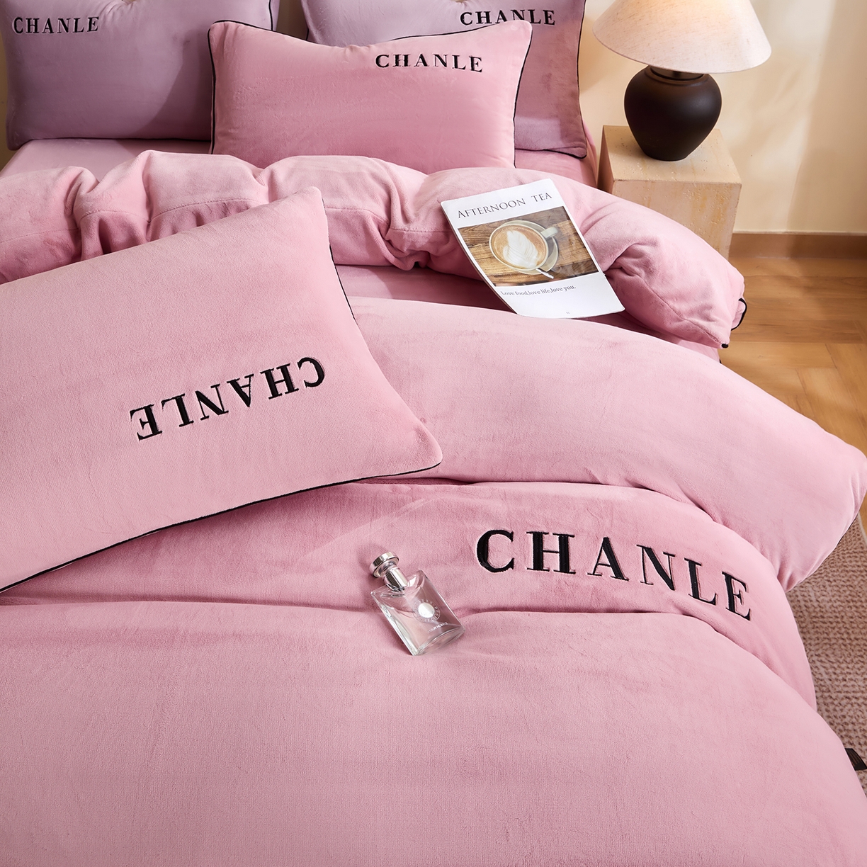 91家纺网 家纺一手货源 找家纺 （总）锦禾穗 2025新款240克全消光母婴A类牛奶绒刺绣四件套-莫妮