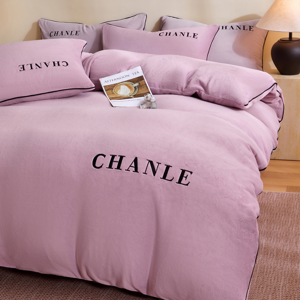 91家纺网 家纺一手货源 找家纺 锦禾穗 2025新款240克全消光母婴A类牛奶绒刺绣四件套-莫妮 紫色