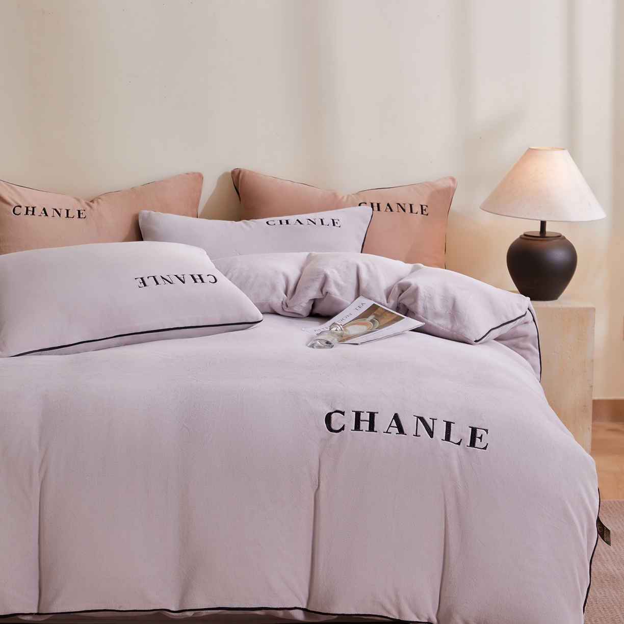 91家纺网 家纺一手货源 找家纺 锦禾穗 2025新款240克全消光母婴A类牛奶绒刺绣四件套-莫妮 灰色